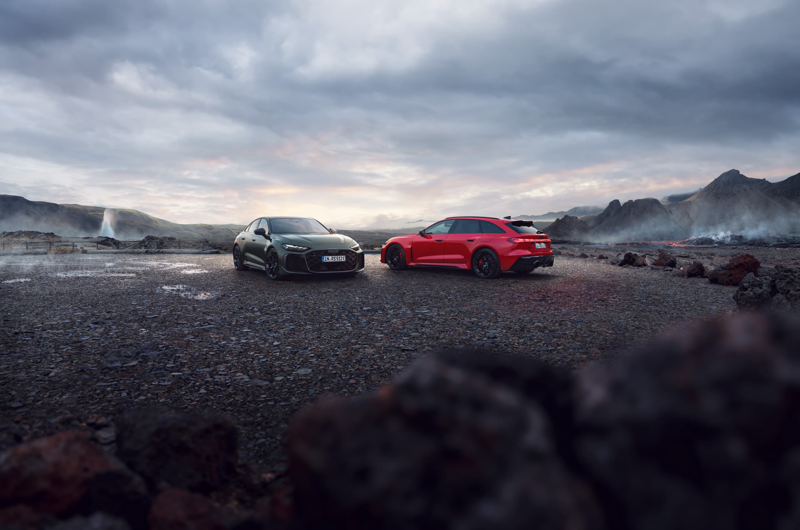 To Audi RS 5 side om side i dramatisk klippelandskab